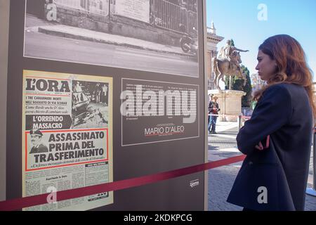 Rom, RM, Italien. 7.. November 2022. Eröffnung der Ausstellung ''die Mafia tötet, Schweigen als auch. Die Unsichtbaren, die von der Mafia und der Gleichgültigkeit getötet wurden“ auf der Piazza del Campidoglio in Rom (Bildquelle: © Matteo Nardone/Pacific Press via ZUMA Press Wire) Stockfoto