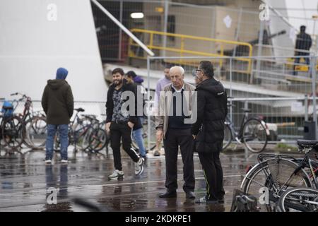 Amsterdam, Niederlande. 07.. November 2022. 2022-11-07 15:20:52 AMSTERDAM - Asylsuchende vom Kreuzschiff MS Galaxy im Westelijk Havengebied, wo sie Schutz erhalten. Die Koalitionsfraktionen haben noch keine Einigung über das Gesetz erzielt, das die bessere Verteilung von Asylbewerbern auf die Gemeinden regelt. ANP OLAF KRAAK netherlands Out - belgium Out Credit: ANP/Alamy Live News Stockfoto