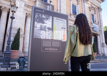 Rom, RM, Italien. 7.. November 2022. Eröffnung der Ausstellung ''die Mafia tötet, Schweigen als auch. Die Unsichtbaren, die von der Mafia und der Gleichgültigkeit getötet wurden“ auf der Piazza del Campidoglio in Rom (Bildquelle: © Matteo Nardone/Pacific Press via ZUMA Press Wire) Stockfoto