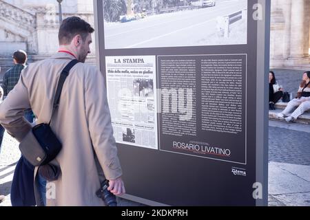 Rom, RM, Italien. 7.. November 2022. Eröffnung der Ausstellung ''die Mafia tötet, Schweigen als auch. Die Unsichtbaren, die von der Mafia und der Gleichgültigkeit getötet wurden“ auf der Piazza del Campidoglio in Rom (Bildquelle: © Matteo Nardone/Pacific Press via ZUMA Press Wire) Stockfoto