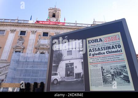 Rom, RM, Italien. 7.. November 2022. Eröffnung der Ausstellung ''die Mafia tötet, Schweigen als auch. Die Unsichtbaren, die von der Mafia und der Gleichgültigkeit getötet wurden“ auf der Piazza del Campidoglio in Rom (Bildquelle: © Matteo Nardone/Pacific Press via ZUMA Press Wire) Stockfoto