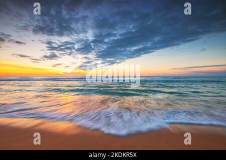 Schöne Wolkengebilde über das Meer, Sonnenaufgang erschossen Stockfoto