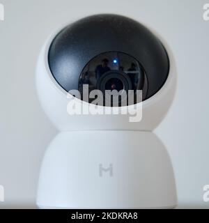 Eine Überwachungskamera Xiaomi Mi Home, Nahaufnahme auf weißem Hintergrund - Moskau, Russland, 29. Oktober 2022 Stockfoto