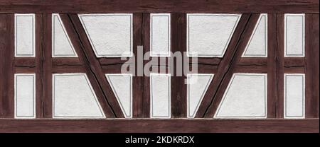 Fachwerkdetails: Braune Holzbalken und weiß verputzte Räume Stockfoto