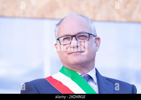 Rom, RM, Italien. 7.. November 2022. Roberto Gualtieri, Bürgermeister von Rom, nimmt an der Eröffnung der Ausstellung „Gli Invisibili“ auf der Piazza del Campidoglio in Rom Teil (Bild: © Matteo Nardone/Pacific Press via ZUMA Press Wire) Stockfoto