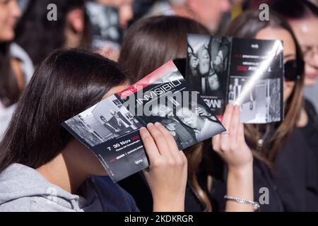 Rom, RM, Italien. 7.. November 2022. Eröffnung der Ausstellung ''die Mafia tötet, Schweigen als auch. Die Unsichtbaren, die von der Mafia und der Gleichgültigkeit getötet wurden“ auf der Piazza del Campidoglio in Rom (Bildquelle: © Matteo Nardone/Pacific Press via ZUMA Press Wire) Stockfoto