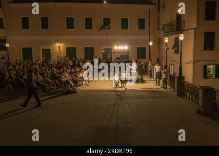 Richter Claudio Paris, berühmt für die Inhaftierung von Luigi Mancurso und vielen anderen Mobstern, sprach vor einer Audienz in Riomaggiore Norditalien Stockfoto