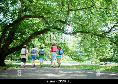 Japanische Kinder im Stadtpark Stockfoto