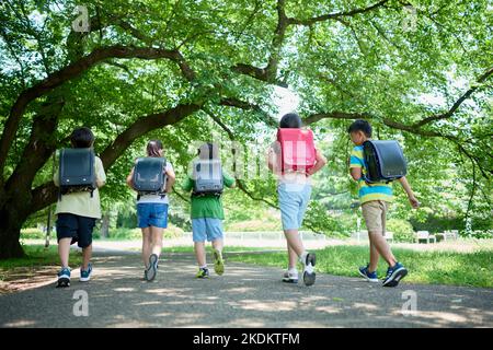 Japanische Kinder im Stadtpark Stockfoto