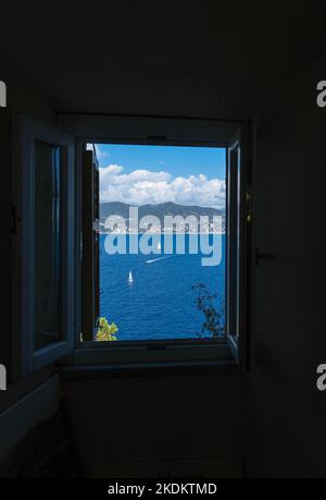 Der Blick vom Castello Brown über das ligurische Meer nach Zoagli, Portofino Norditalien. September 2022 Stockfoto