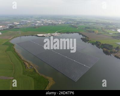 Der größte schwimmende Solarpark in Europa auf einem Sandgewinnungssee, Bomhofsplas in Zwolle, Niederlande. Nachhaltige Gewinnung erneuerbarer Energien Stockfoto