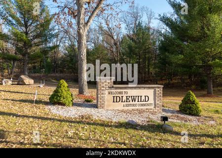 Idlewild, Michigan - der modische Eingang zu Idlewild, einem Ferienort, der bei Afroamerikanern in den Jahren beliebt war, als Segregation die Norm war. Afte Stockfoto