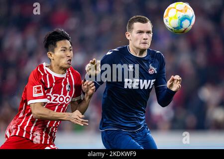 Freiburg Im Breisgau, Deutschland. 06.. November 2022. Fußball: Bundesliga, SC Freiburg - 1. FC Köln, Matchday 13, Europa-Park Stadion. Der Kölner Luca Kilian (r) im Kampf gegen den Freiburger Woo-yeong Jeong (l). Kredit: Tom Weller/dpa - WICHTIGER HINWEIS: Gemäß den Anforderungen der DFL Deutsche Fußball Liga und des DFB Deutscher Fußball-Bund ist es untersagt, im Stadion und/oder vom Spiel aufgenommene Fotos in Form von Sequenzbildern und/oder videoähnlichen Fotoserien zu verwenden oder zu verwenden./dpa/Alamy Live News Stockfoto