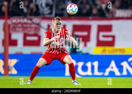 Freiburg Im Breisgau, Deutschland. 06.. November 2022. Fußball: Bundesliga, SC Freiburg - 1. FC Köln, Matchday 13, Europa-Park Stadion. Freiburgs Philipp Lienhart in Aktion. Kredit: Tom Weller/dpa - WICHTIGER HINWEIS: Gemäß den Anforderungen der DFL Deutsche Fußball Liga und des DFB Deutscher Fußball-Bund ist es untersagt, im Stadion und/oder vom Spiel aufgenommene Fotos in Form von Sequenzbildern und/oder videoähnlichen Fotoserien zu verwenden oder zu verwenden./dpa/Alamy Live News Stockfoto