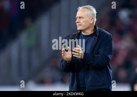 Freiburg Im Breisgau, Deutschland. 06.. November 2022. Fußball: Bundesliga, SC Freiburg - 1. FC Köln, Matchday 13, Europa-Park Stadion. Freiburgs Trainer Christian Streich zeigt sich. Kredit: Tom Weller/dpa - WICHTIGER HINWEIS: Gemäß den Anforderungen der DFL Deutsche Fußball Liga und des DFB Deutscher Fußball-Bund ist es untersagt, im Stadion und/oder vom Spiel aufgenommene Fotos in Form von Sequenzbildern und/oder videoähnlichen Fotoserien zu verwenden oder zu verwenden./dpa/Alamy Live News Stockfoto