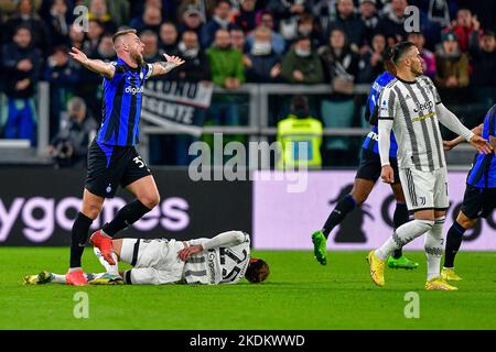 Turin, Italien. 06., November 2022. Milan Skriniar (37) von Inter und Adrien Rabiot (25) von Juventus sahen während der Serie Ein Spiel zwischen Juventus und Inter im Allianz Stadium in Turin. (Bildnachweis: Gonzales Photo - Tommaso Fimiano). Stockfoto