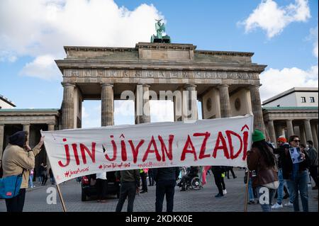 05.11.2022, Berlin, Deutschland, Europa - Demonstration und Verurteilung von Kindermord und klarer Verletzung der Menschenrechte im Iran am Brandenburger Tor. Stockfoto