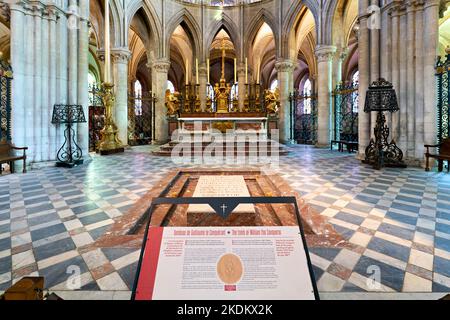 Das Grab von Wilhelm dem Eroberer in der Abtei von Saint-Étienne, auch bekannt als Abbaye aux hommes ("Männerabtei"), ist ein ehemaliges Benediktinerkloster in Stockfoto