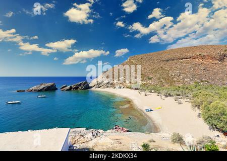 Der Sandstrand mit der Kirche Agios Nikolaos auf der Insel Folegandros, Griechenland Stockfoto