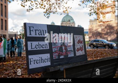 05.11.2022, Berlin, Deutschland, Europa - Protest im Bezirk Mitte in Solidarität mit den Mitarbeitern medizinischer Einrichtungen und Mitarbeitern im Iran. Stockfoto