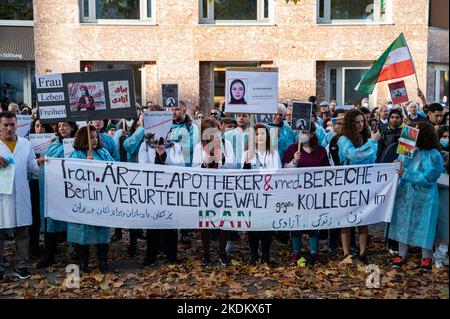 05.11.2022, Berlin, Deutschland, Europa - Protest im Bezirk Mitte in Solidarität mit den Mitarbeitern medizinischer Einrichtungen und Mitarbeitern im Iran. Stockfoto