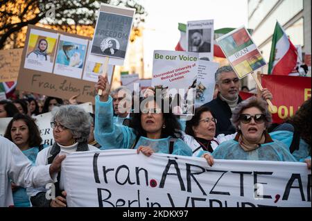 05.11.2022, Berlin, Deutschland, Europa - Protest im Bezirk Mitte in Solidarität mit den Mitarbeitern medizinischer Einrichtungen und Mitarbeitern im Iran. Stockfoto