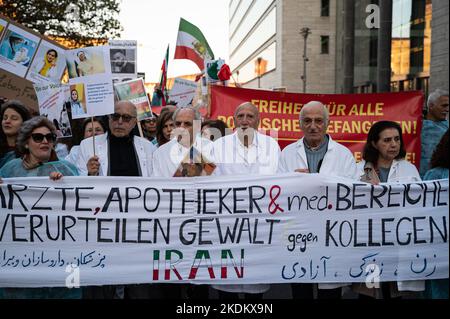 05.11.2022, Berlin, Deutschland, Europa - Protest im Bezirk Mitte in Solidarität mit den Mitarbeitern medizinischer Einrichtungen und Mitarbeitern im Iran. Stockfoto