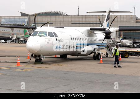 Flugzeug in Botswana. Ein ATR 72 Propellerflugzeug auf Johannesburg ODER dem Tambo International Airport, Johannesburg. Air Botswana Airline. Afrikanische Fluggesellschaft. Stockfoto