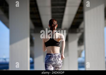 Junge Japaner trainieren in der Innenstadt Stockfoto