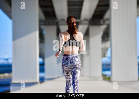 Junge Japaner trainieren in der Innenstadt Stockfoto