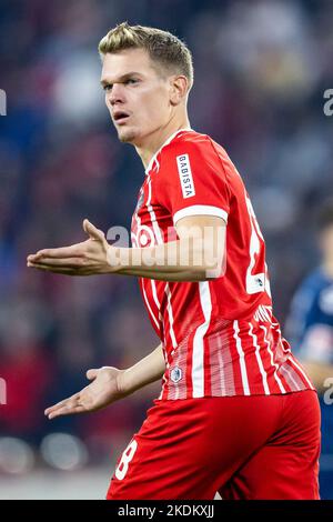 Freiburg Im Breisgau, Deutschland. 06.. November 2022. Fußball: Bundesliga, SC Freiburg - 1. FC Köln, Matchday 13, Europa-Park Stadion. Freiburgs Matthias Ginter ist gestikuliert. Kredit: Tom Weller/dpa - WICHTIGER HINWEIS: Gemäß den Anforderungen der DFL Deutsche Fußball Liga und des DFB Deutscher Fußball-Bund ist es untersagt, im Stadion und/oder vom Spiel aufgenommene Fotos in Form von Sequenzbildern und/oder videoähnlichen Fotoserien zu verwenden oder zu verwenden./dpa/Alamy Live News Stockfoto