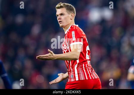 Freiburg Im Breisgau, Deutschland. 06.. November 2022. Fußball: Bundesliga, SC Freiburg - 1. FC Köln, Matchday 13, Europa-Park Stadion. Freiburgs Matthias Ginter ist gestikuliert. Kredit: Tom Weller/dpa - WICHTIGER HINWEIS: Gemäß den Anforderungen der DFL Deutsche Fußball Liga und des DFB Deutscher Fußball-Bund ist es untersagt, im Stadion und/oder vom Spiel aufgenommene Fotos in Form von Sequenzbildern und/oder videoähnlichen Fotoserien zu verwenden oder zu verwenden./dpa/Alamy Live News Stockfoto