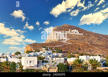 Chora mit Panagia-Kirche, die der Marienverehrung gewidmet ist, ist die Hauptstadt der Insel Folegandros in den Kykladen, Griechenland Stockfoto