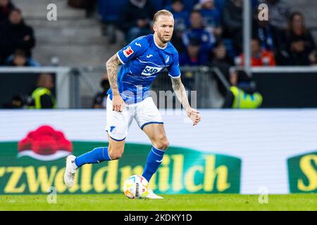 Sinsheim, Deutschland. 05.. November 2022. Fußball: Bundesliga, TSG 1899 Hoffenheim - RB Leipzig, Matchday 13, PreZero Arena. Kevin Vogt von Hoffenheim in Aktion. Kredit: Tom Weller/dpa - WICHTIGER HINWEIS: Gemäß den Anforderungen der DFL Deutsche Fußball Liga und des DFB Deutscher Fußball-Bund ist es untersagt, im Stadion und/oder vom Spiel aufgenommene Fotos in Form von Sequenzbildern und/oder videoähnlichen Fotoserien zu verwenden oder zu verwenden./dpa/Alamy Live News Stockfoto