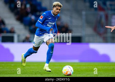 Sinsheim, Deutschland. 05.. November 2022. Fußball: Bundesliga, TSG 1899 Hoffenheim - RB Leipzig, Matchday 13, PreZero Arena. Hoffenheims Georginio Rutter in Aktion. Kredit: Tom Weller/dpa - WICHTIGER HINWEIS: Gemäß den Anforderungen der DFL Deutsche Fußball Liga und des DFB Deutscher Fußball-Bund ist es untersagt, im Stadion und/oder vom Spiel aufgenommene Fotos in Form von Sequenzbildern und/oder videoähnlichen Fotoserien zu verwenden oder zu verwenden./dpa/Alamy Live News Stockfoto