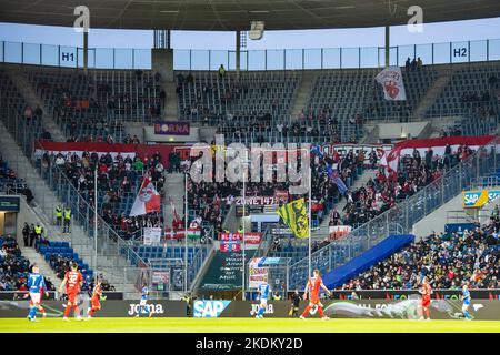 Sinsheim, Deutschland. 05.. November 2022. Fußball: Bundesliga, TSG 1899 Hoffenheim - RB Leipzig, Matchday 13, PreZero Arena. Fans von RB Leipzig im Fanblock. Kredit: Tom Weller/dpa - WICHTIGER HINWEIS: Gemäß den Anforderungen der DFL Deutsche Fußball Liga und des DFB Deutscher Fußball-Bund ist es untersagt, im Stadion und/oder vom Spiel aufgenommene Fotos in Form von Sequenzbildern und/oder videoähnlichen Fotoserien zu verwenden oder zu verwenden./dpa/Alamy Live News Stockfoto