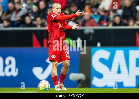 Sinsheim, Deutschland. 05.. November 2022. Fußball: Bundesliga, TSG 1899 Hoffenheim - RB Leipzig, Matchday 13, PreZero Arena. Der Leipziger Xaver Schlager gestikuliert. Kredit: Tom Weller/dpa - WICHTIGER HINWEIS: Gemäß den Anforderungen der DFL Deutsche Fußball Liga und des DFB Deutscher Fußball-Bund ist es untersagt, im Stadion und/oder vom Spiel aufgenommene Fotos in Form von Sequenzbildern und/oder videoähnlichen Fotoserien zu verwenden oder zu verwenden./dpa/Alamy Live News Stockfoto