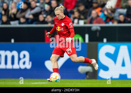 Sinsheim, Deutschland. 05.. November 2022. Fußball: Bundesliga, TSG 1899 Hoffenheim - RB Leipzig, Matchday 13, PreZero Arena. Leipzigs Xaver Schlager in Aktion. Kredit: Tom Weller/dpa - WICHTIGER HINWEIS: Gemäß den Anforderungen der DFL Deutsche Fußball Liga und des DFB Deutscher Fußball-Bund ist es untersagt, im Stadion und/oder vom Spiel aufgenommene Fotos in Form von Sequenzbildern und/oder videoähnlichen Fotoserien zu verwenden oder zu verwenden./dpa/Alamy Live News Stockfoto