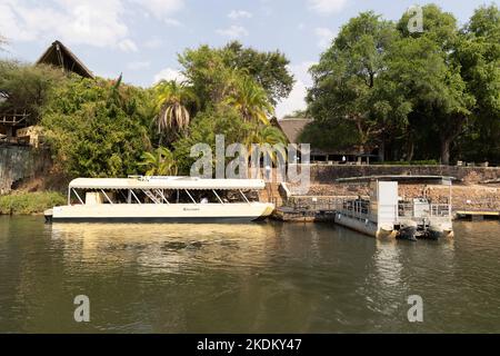 Chobe Flusskreuzfahrt - Boote, die in der Chobe Safari Lodge zur Beobachtung der Tierwelt festgemacht sind, Chobe River, Chobe National Park, Chobe Botswana Africa. Tourismus. Stockfoto