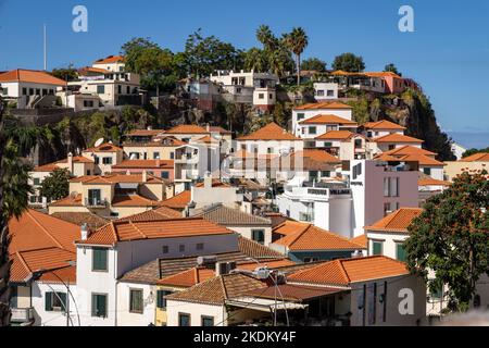 Dächer von Baía de Câmara de Lobos, Camara de Lobos, Madeira, Portugal, Stockfoto