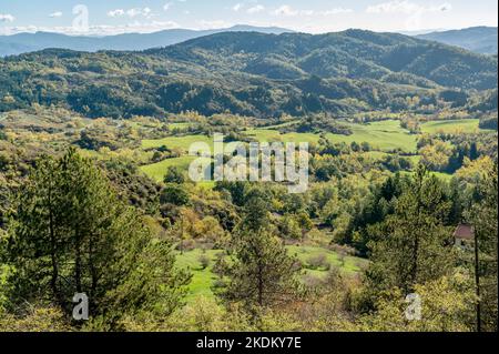 Die Landschaft von Montemignaio, Arezzo, Italien, vom Passo della Consuma aus gesehen in der Herbstsaison Stockfoto