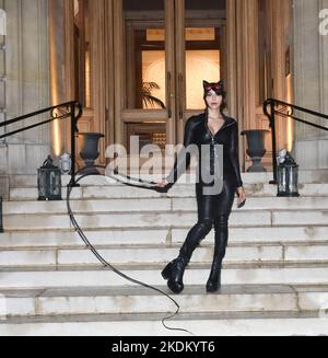 CATWOMAN IN EINEM PALAST IN PARIS Stockfoto