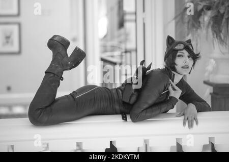 CATWOMAN IN EINEM PALAST IN PARIS Stockfoto