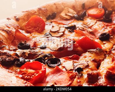 Pizza Capriciosa in der Pizzeria, Essen Hintergrund Nahaufnahme Stockfoto