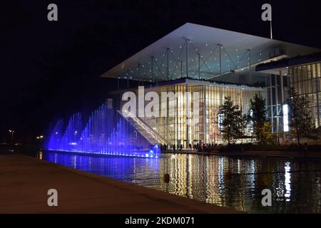 SNFCC (Stavros Niarchos Foundation Cultural Center). Farbiger Brunnen vor dem Gebäude. National Opera and Library of Greece Stockfoto