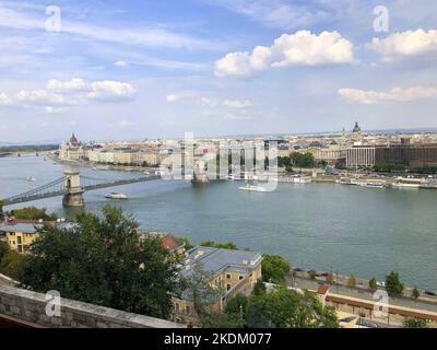 Panoramablick auf die Stadt Budapest (die berühmte Széchenyi Kettenbrücke, das Parlament) und die Donau mit Booten. Ungarn Stockfoto
