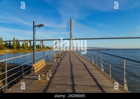 Lissabon, Portugal - 01. Oktober 2022: Vasco da Gama Brücke in Lissabon, Portugal Stockfoto