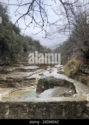 Felsenpools ein regnerischer Tag im Winter. Einzigartige natürliche Landschaft in einem Ort namens Rogovo Ovires in der Nähe von Papingo (oder Papigo) Dorf, Epirus, Griechenland Stockfoto