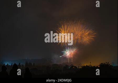 Feuerwerk im Colchester Castle Park, aufgenommen am 5.. November vom Highwoods Country Park. Lagerfeuernacht in Colchester, Essex. Guy Fawkes Night. Stockfoto