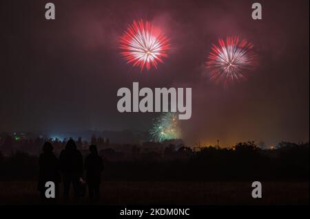 Feuerwerk im Colchester Castle Park, aufgenommen am 5.. November vom Highwoods Country Park. Lagerfeuernacht in Colchester, Essex. Guy Fawkes Night. Stockfoto